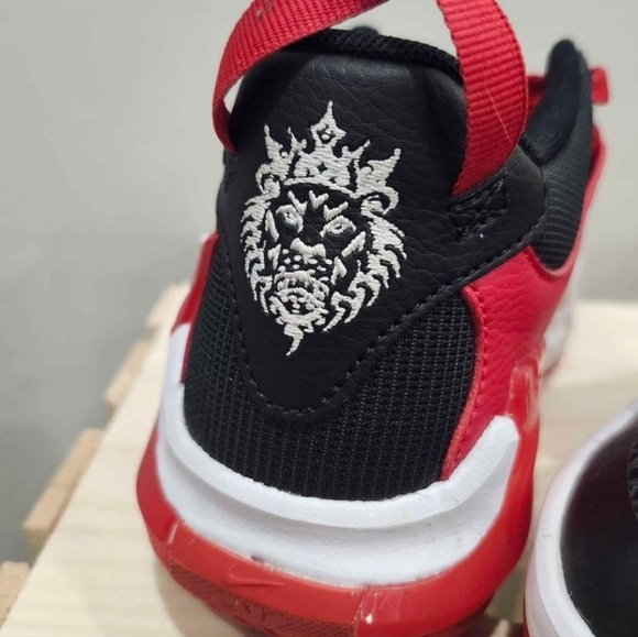 Nike Lebron boys shoes - Picture 2 of 3